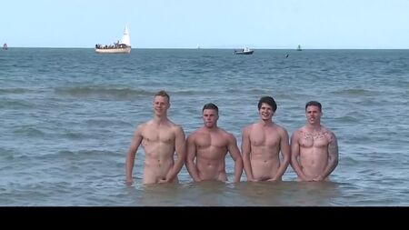 Heteromänner spielen nackt am Strand – b