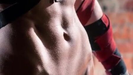 Fitness-Model mit nacktem Oberkörper