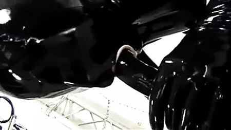 Einen Latex-Catsuit anziehen