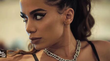 Anitta ist nackt