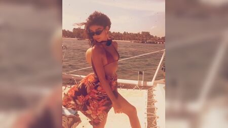 Sarah Hyland auf einem Boot in einem sexy Bikini-Oberteil
