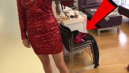 Kaye Adams im Minikleid und ohne Unterwäsche