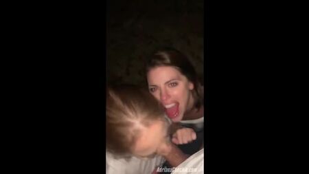 [Onlyfans] Adriana Chechik & Megan Rain – Blowjob in der Öffentlichkeit, Sperma im Gesicht
