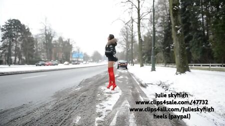 Hooker in roten Overknee-Stiefeln und einer Moncler-Daunenjacke