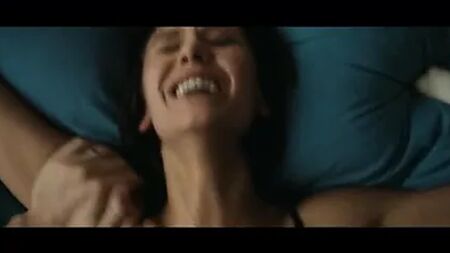 Nina Dobrev wird im Bett in der Missionarsstellung gefickt