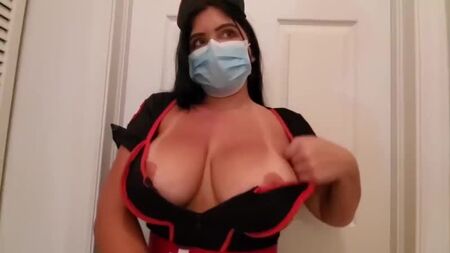 Die Krankenschwester mit dem knackigen Po hilft einem Patienten, seine chronische Erektion zu lindern