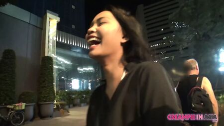 Hübsche junge thailändische Prostituierte von der Straße aufgelesen & Creampie