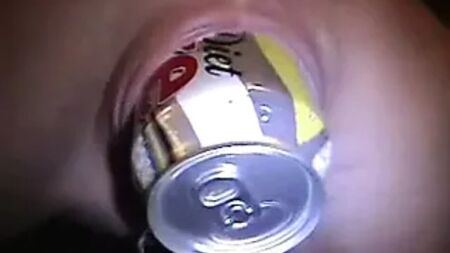 Gepiercte MILF mit riesigem Ring an der Klitorisvorhaut und einer Flasche in