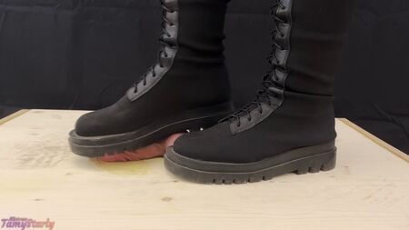 Aggressiver Kampf-Bootjob in kniehohen Stiefeln – CBT, Trampling, Crushing, Femdom, Shoejob