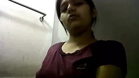 Mädchen aus Mumbai zieht sich aus und macht ein Selfie