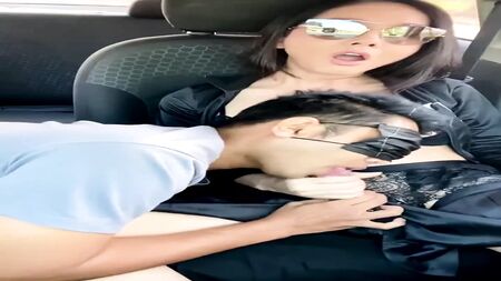 Heiße Ladyboy spritzt einem Kerl in den Mund