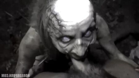 HorrorPorn: Mann fickt zwei künstliche Zombies (Porno, Sex, Hardcore, Blowjob, Dreier, Vollversion, XXX, Paare, Titten, Arsch, Blowjob, Lecken)