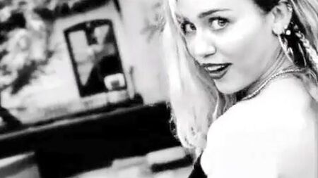 Miley Cyrus hinter den Kulissen: Nippelblitzer und durchsichtiger Look